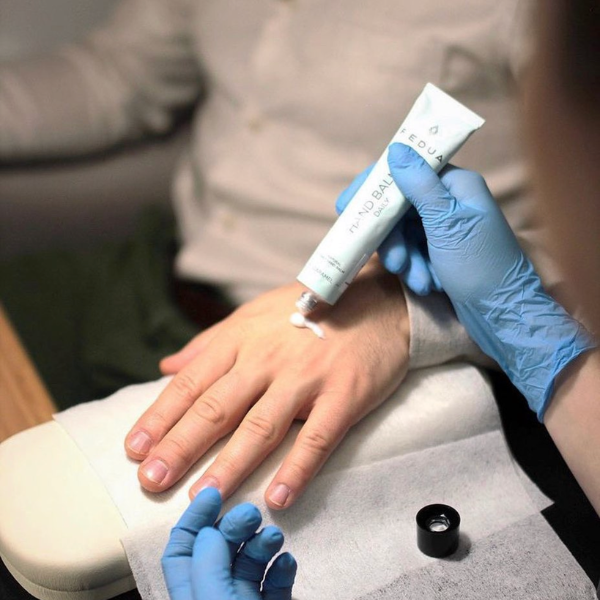 Crema mani antiage al gusto di melograno di Fedua, arricchiti con probiotici